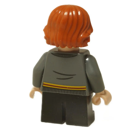 LEGO® Harry Potter Ron Weasley minifigurka (hp273) ve svetru Nebelvíru, ukazující jeho oboustrannou hlavu s usměvavým a vystrašeným výrazem. Pohled zezadu.
