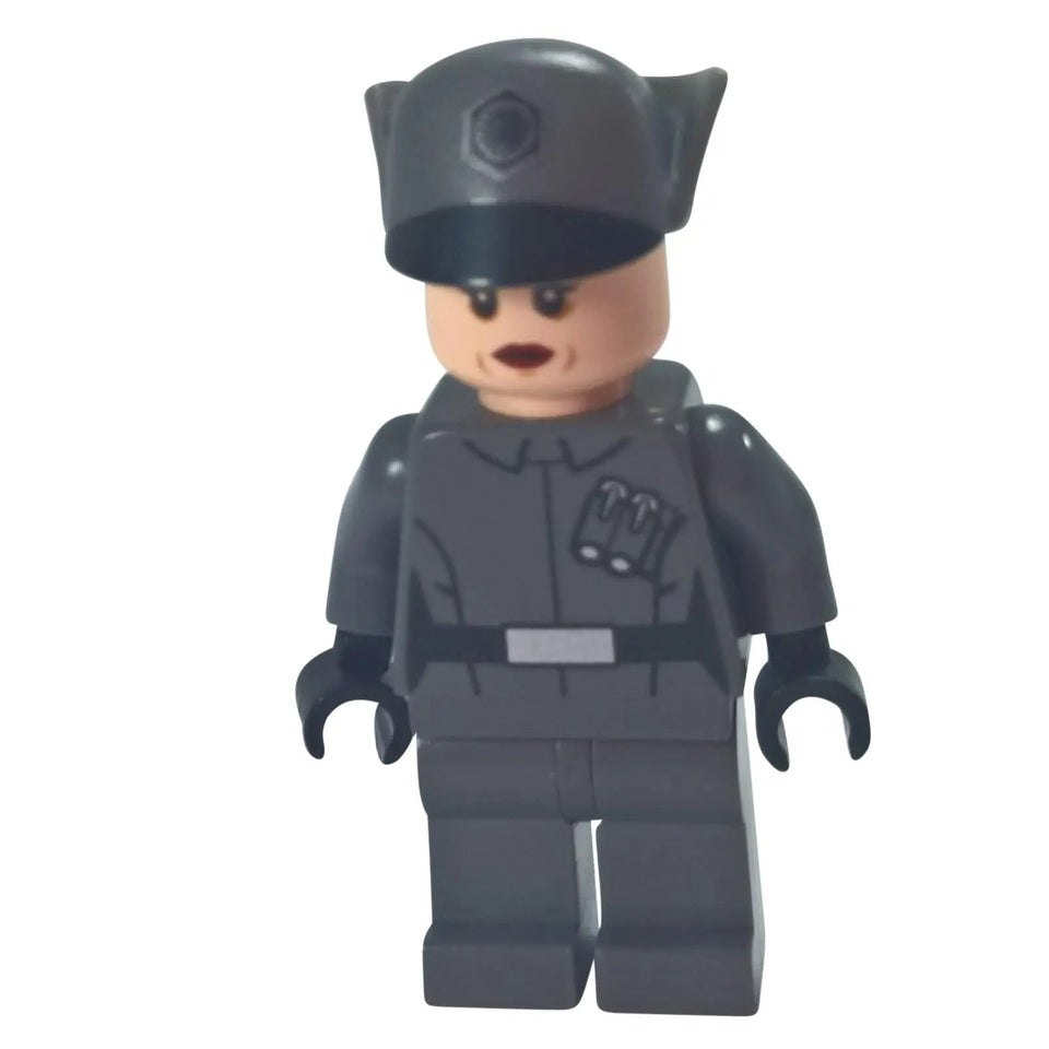 LEGO® Minifigura de Oficial Femenino de la Primera Orden de Star Wars (sw0665) en un uniforme gris oscuro con binoculares y una gorra de oficial, vista frontal.