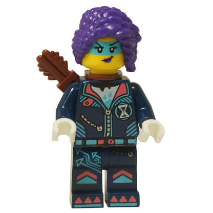  LEGO® minifigura DREAMZzz™ Zoey (drm048) con vibrante cabello púrpura, pintura facial azul, un chándal detallado y un accesorio de aljaba marrón en su espalda.