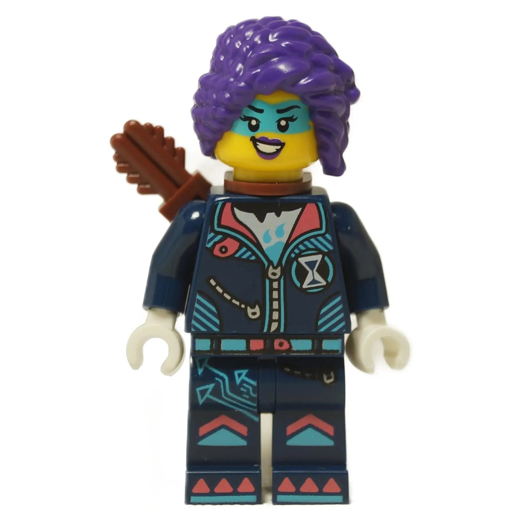 Zoey – LEGO® minifigura DREAMZzz con cabello púrpura, chaqueta azul y accesorio de aljaba, mostrada de frente.