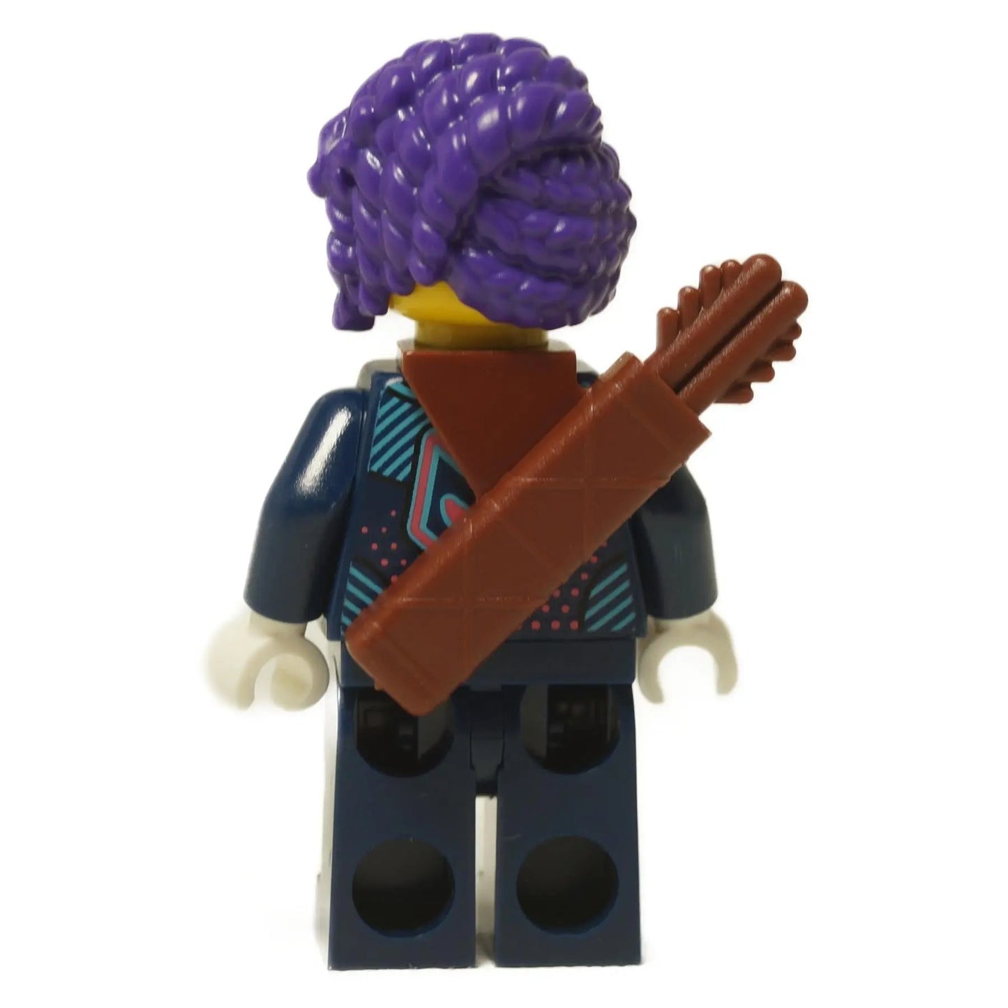 Zoey – LEGO® minifigura DREAMZzz vista trasera mostrando la correa de la aljaba y la impresión detallada en la parte posterior de la chaqueta.