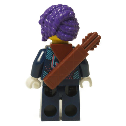 Zoey – LEGO® minifigura DREAMZzz vista trasera mostrando la correa de la aljaba y la impresión detallada en la parte posterior de la chaqueta.