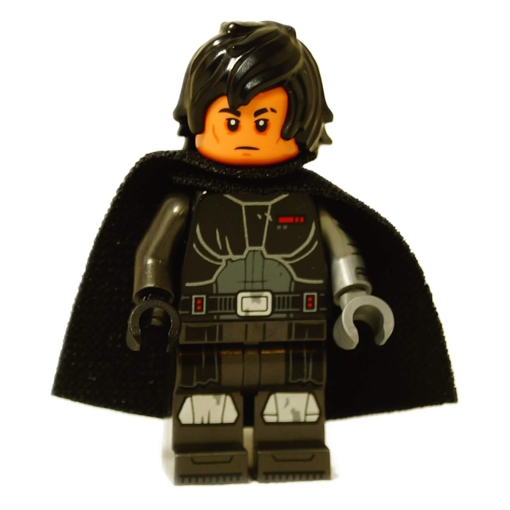 Vista frontale della LEGO® Minifigura di Star Wars Darth Dev™ (sw1366) senza lightsaber, che mostra una stampa dettagliata sul torso e un mantello nero.