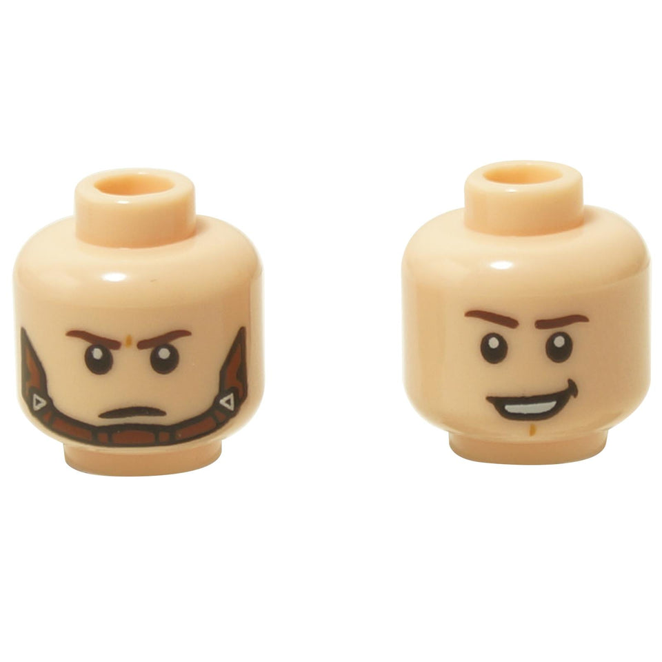 Vistas frontal y trasera de la cabeza de minifigura de doble cara LEGO® (3626pb2558) en nougat claro, que presenta una cara sonriente con cejas marrón oscuro de un lado y una expresión severa con un patrón de correa de barbilla marrón rojizo del otro.