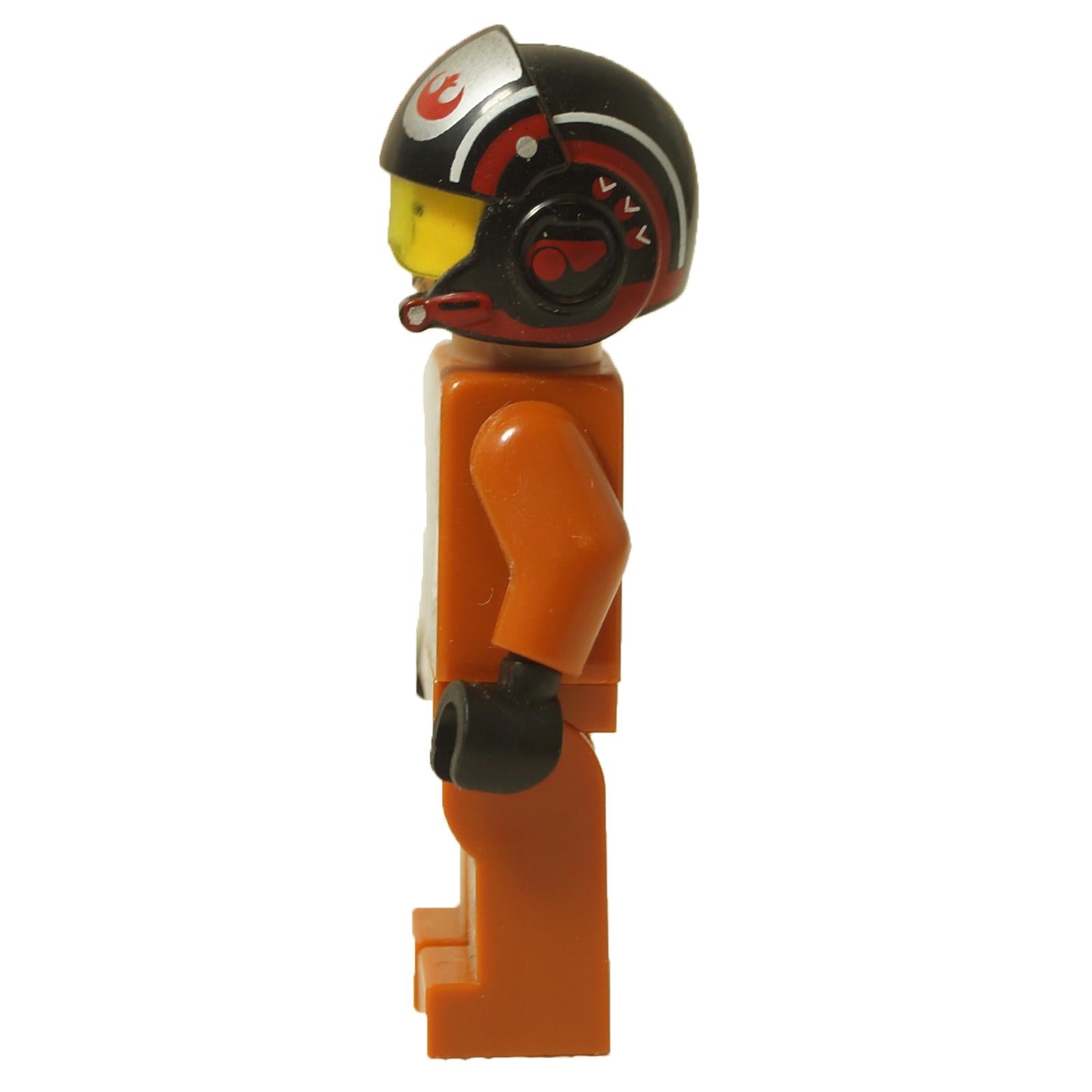 LEGO® Minifigura de piloto de X-wing Poe Dameron de Star Wars (sw0658) en traje de vuelo naranja, mostrando detalles del casco en el lado y impresión en el brazo, vista lateral.