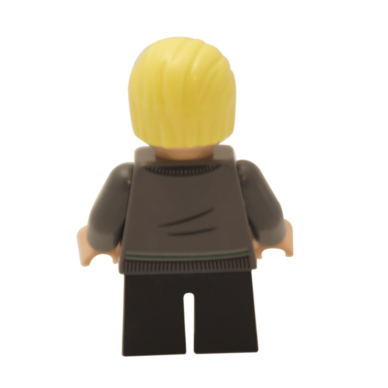 LEGO® Vista trasera de la minifigura de Harry Potter Draco Malfoy mostrando la impresión del suéter de Slytherin y su cabello rubio.