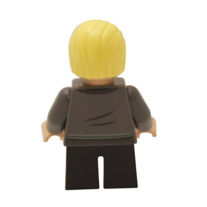 LEGO® Vista trasera de la minifigura de Harry Potter Draco Malfoy mostrando la impresión del suéter de Slytherin y su cabello rubio.