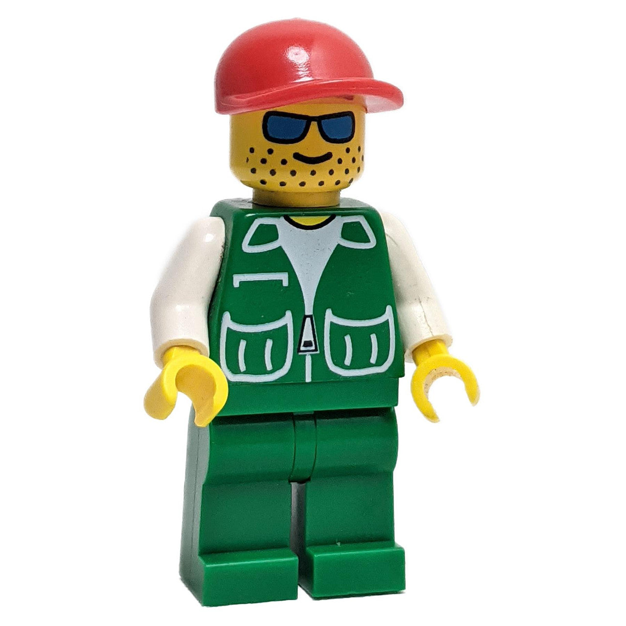 Minifigure dengan jaket hijau dan topi merah 