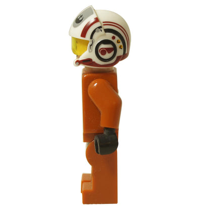 Vista lateral de la minifigura del piloto de X-wing de la Resistencia de LEGO Star Wars (sw0659), que muestra el perfil del traje de vuelo naranja y las intrincadas marcas circulares rojas, negras y amarillas en el lado del casco blanco.