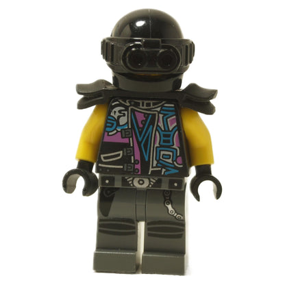 Luke Cunningham minifig, sötét öltözetben, nyomtatott törzsrészletekkel és fejvédővel, arcvédővel.