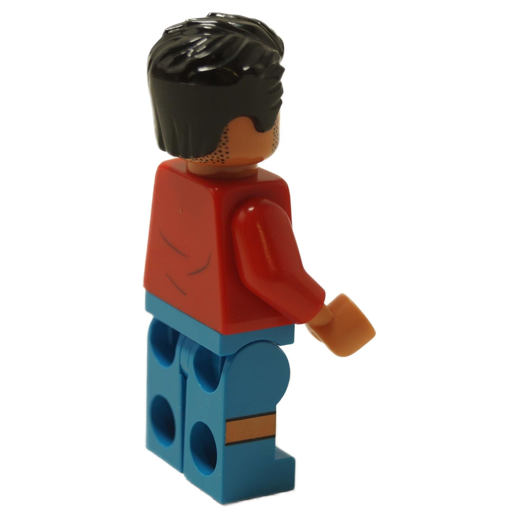 Vista posteriore della LEGO® minifigura di Reuben Delgado con giacca rossa e capelli neri arruffati