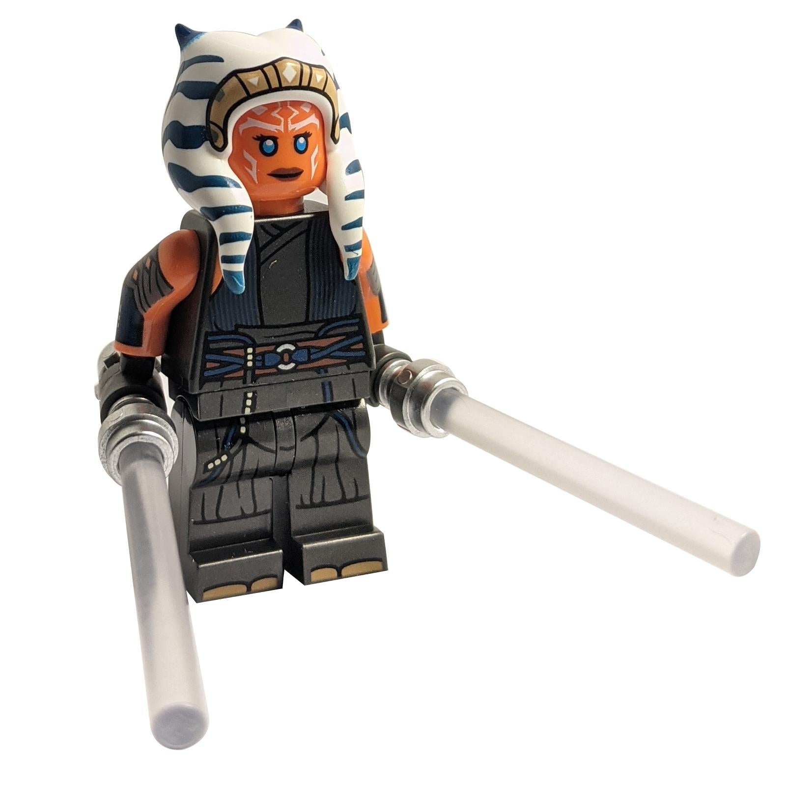 Ahsoka Tano adult minifigure holding two white lightsabers, printed arms, dark outfit, blue white headpiece
