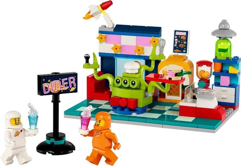 LEGO Alien Space Diner, alien chef, two astronauts, front view
