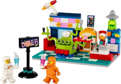 LEGO Alien Space Diner, alien chef, two astronauts, front view