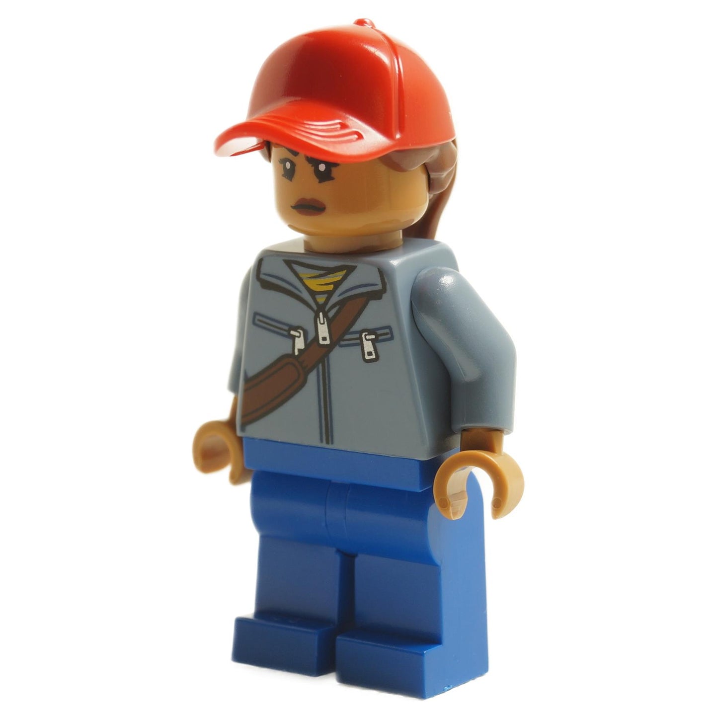 LEGO Amber Grant、赤のキャップ、グレーのジャケット、斜め