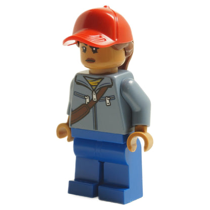 LEGO Amber Grant、赤のキャップ、グレーのジャケット、斜め