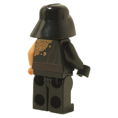 Vista lateral del Anakin Skywalker LEGO dañado en batalla mostrando la impresión del torso negro y brazos desiguales (uno negro, uno beige).