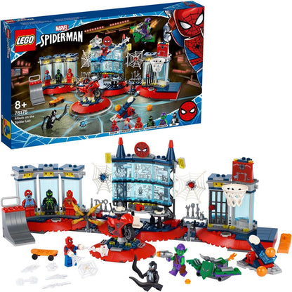 Construido LEGO® el display de Marvel Spider-Man Attack on the Spider Lair 76175 con la sede completa, minifiguras y la caja original en el fondo.