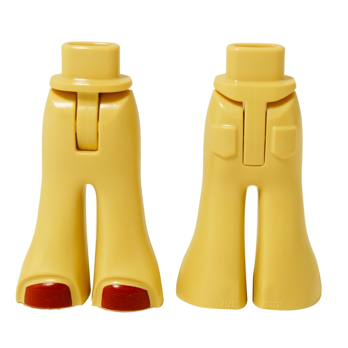 Piernas de mini muñeca LEGO® con pantalones de campana color beige y zapatos rojos.