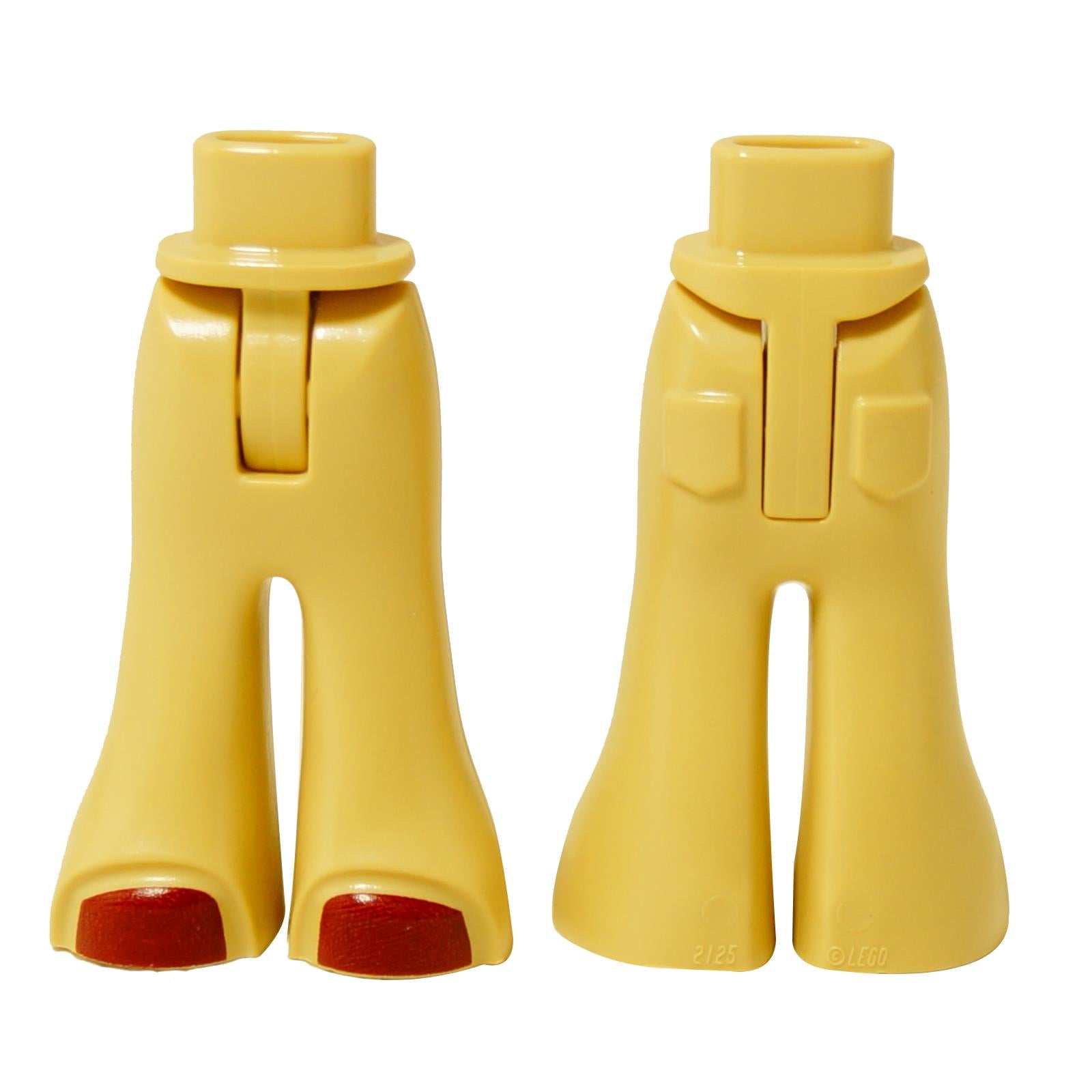 Piernas de mini muñeca LEGO® con pantalones de campana color beige y zapatos rojos.