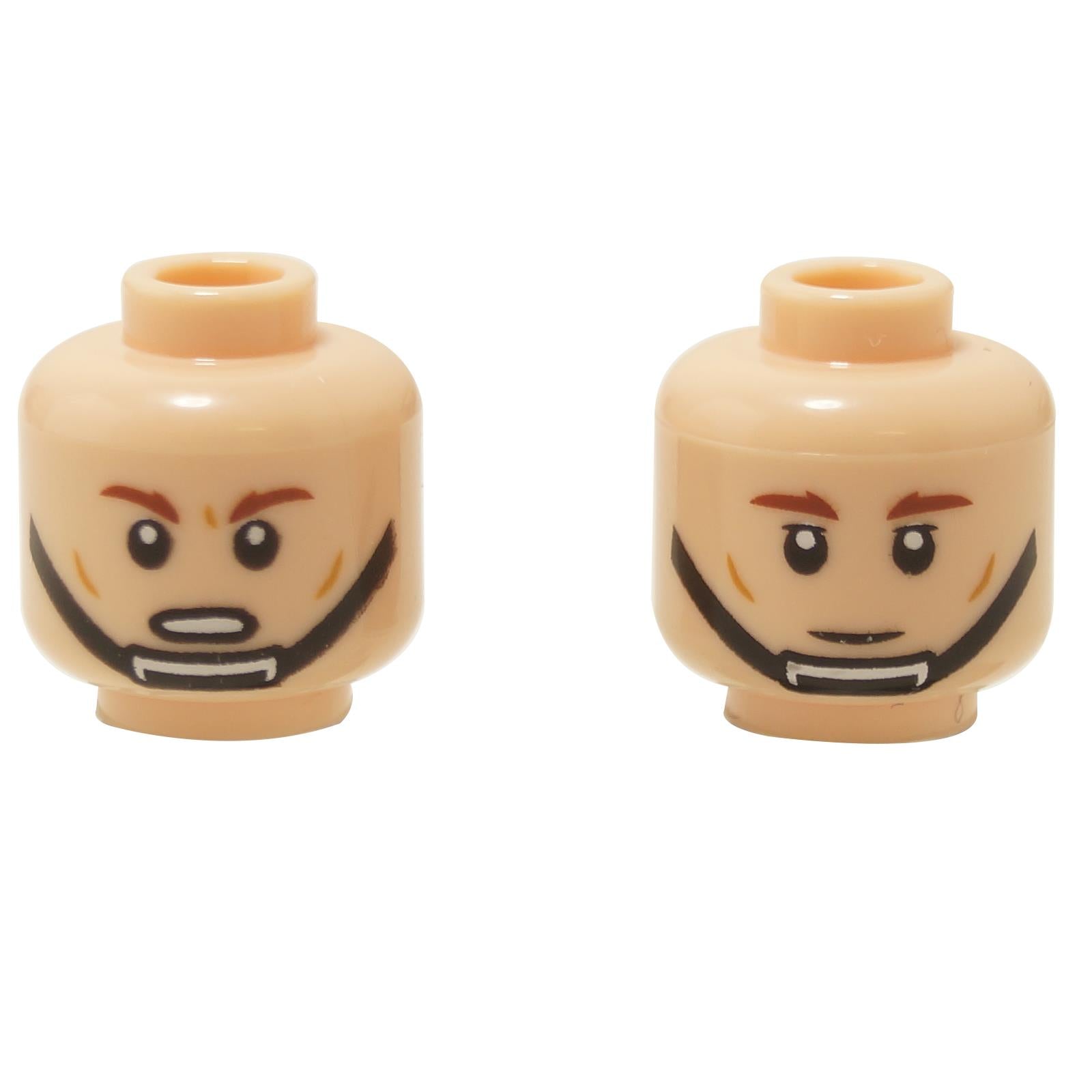 Vistas frontal y lateral alterna de la cabeza de minifigura de doble cara LEGO® (3626pb2295) en color nougat claro, que presenta una correa de barbilla negra impresa y dos expresiones: una sonrisa tranquila de un lado y una cara determinada, gritando del otro.