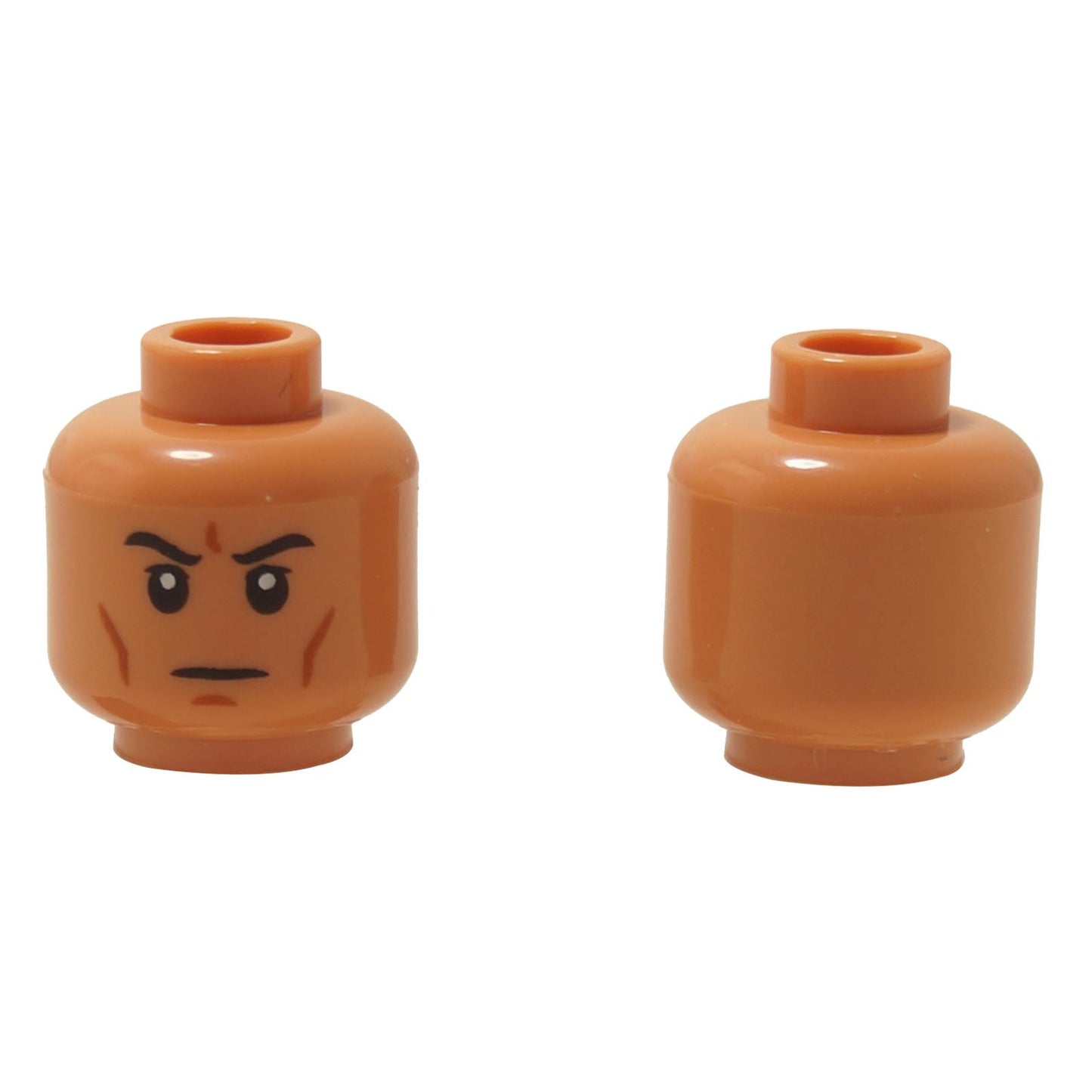Cabeza de minifigura LEGO® con expresión facial severa y líneas de mejillas pronunciadas, mirada seria para personajes de autoridad o villanos