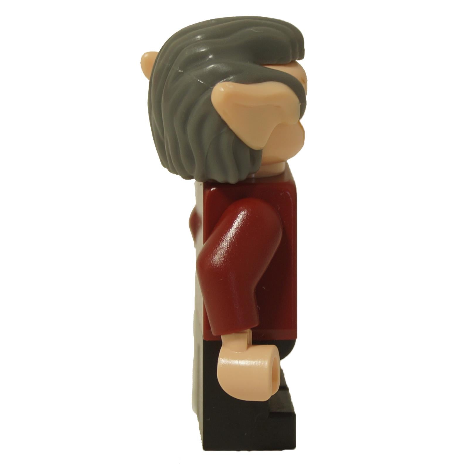 Minifigura de LEGO Harry Potter Griphook el goblin (hp138) con una chaqueta roja oscura y sonriendo, mostrada de frente. Vista lateral.