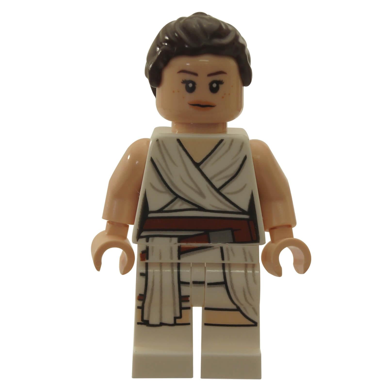 LEGO® Star Wars Rey-Minifigur sw1054, die einen weißen gebundenen Umhang mit braunem Gürtel und detaillierter Druckgestaltung trägt, inspiriert von ihrem Auftritt in The Rise of Skywalker.