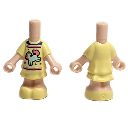 Micro Doll, Cuerpo con Vestido Corto en Capas Moldeado de Color Amarillo Brillante y Zapatos y Co Impreso en Negro 