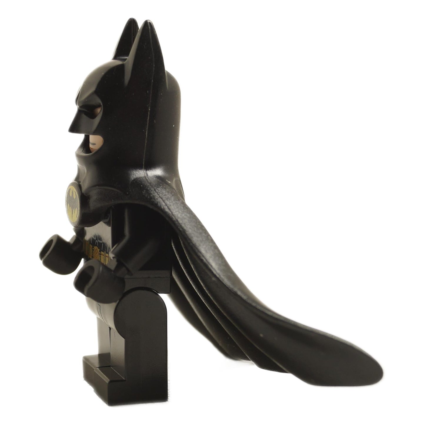 Boční pohled na LEGO minifigurku Batman s kápí z jednoho kusu.