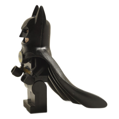 Boční pohled na LEGO minifigurku Batman s kápí z jednoho kusu.