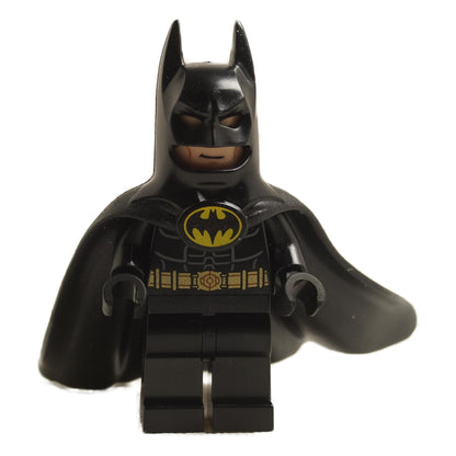 LEGO Batman minifigurka (1992), přední pohled, jednodílná kápě a plášť.
