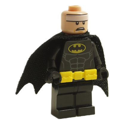 LEGO Batman-minihahmo sh0329, vihainen ilme, musta puku ja viitta, etunäkymä