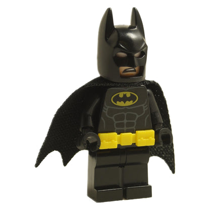 LEGO Batman -minihahmo, musta puku, keltainen vyö, viistokuva.