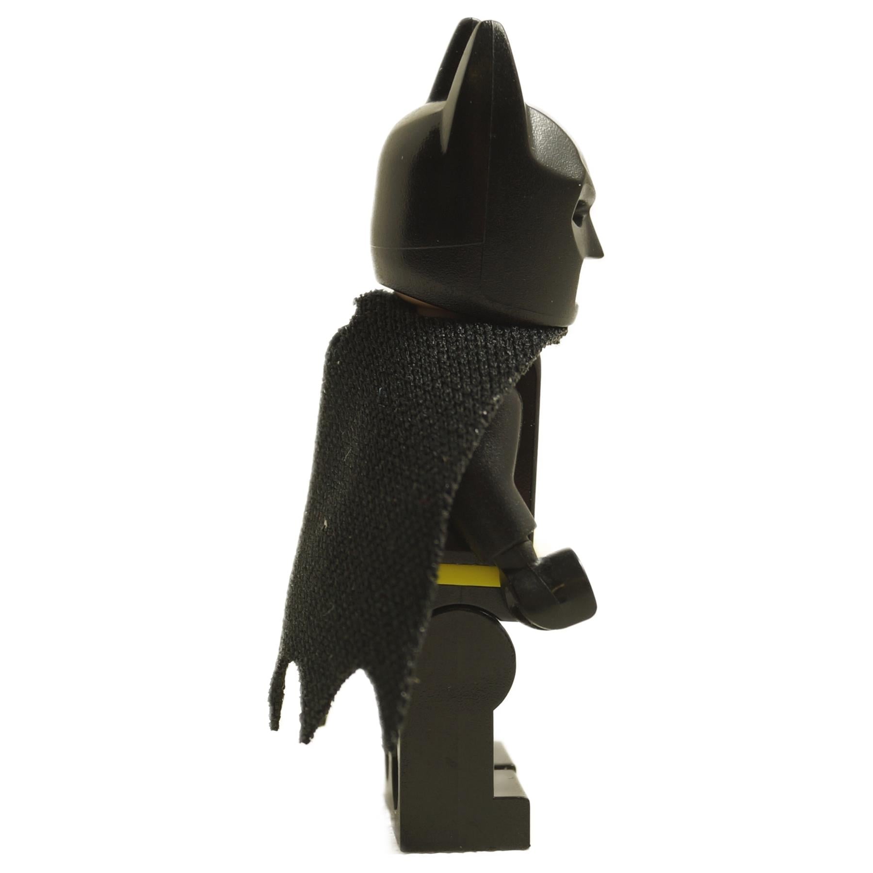 LEGO Batman -minihahmo sivulta, musta viitta ja kypärä