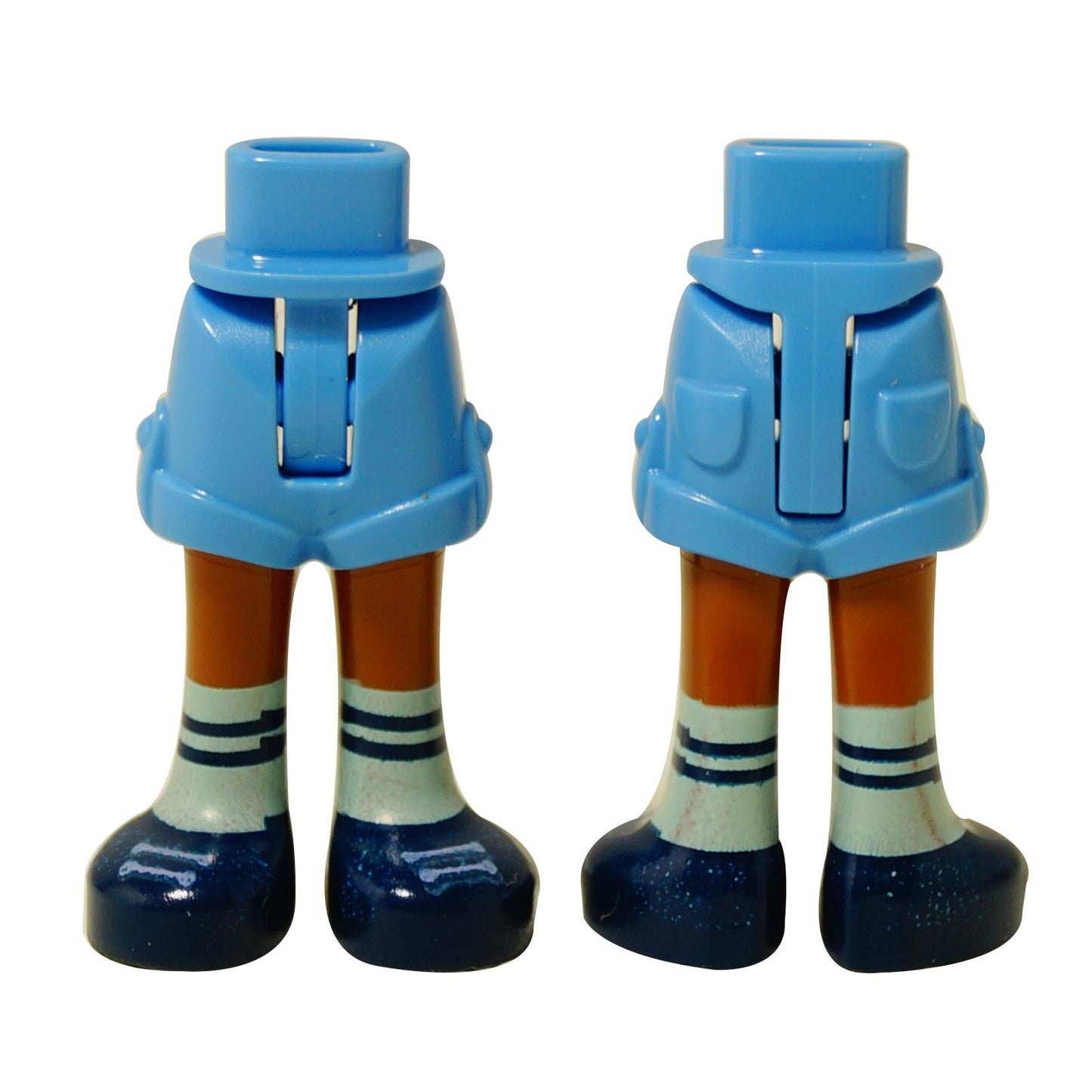 Piernas de mini muñeca LEGO® con pantalones cortos azul claro, piernas bronceadas, calcetas a rayas blancas y zapatos azul oscuro.