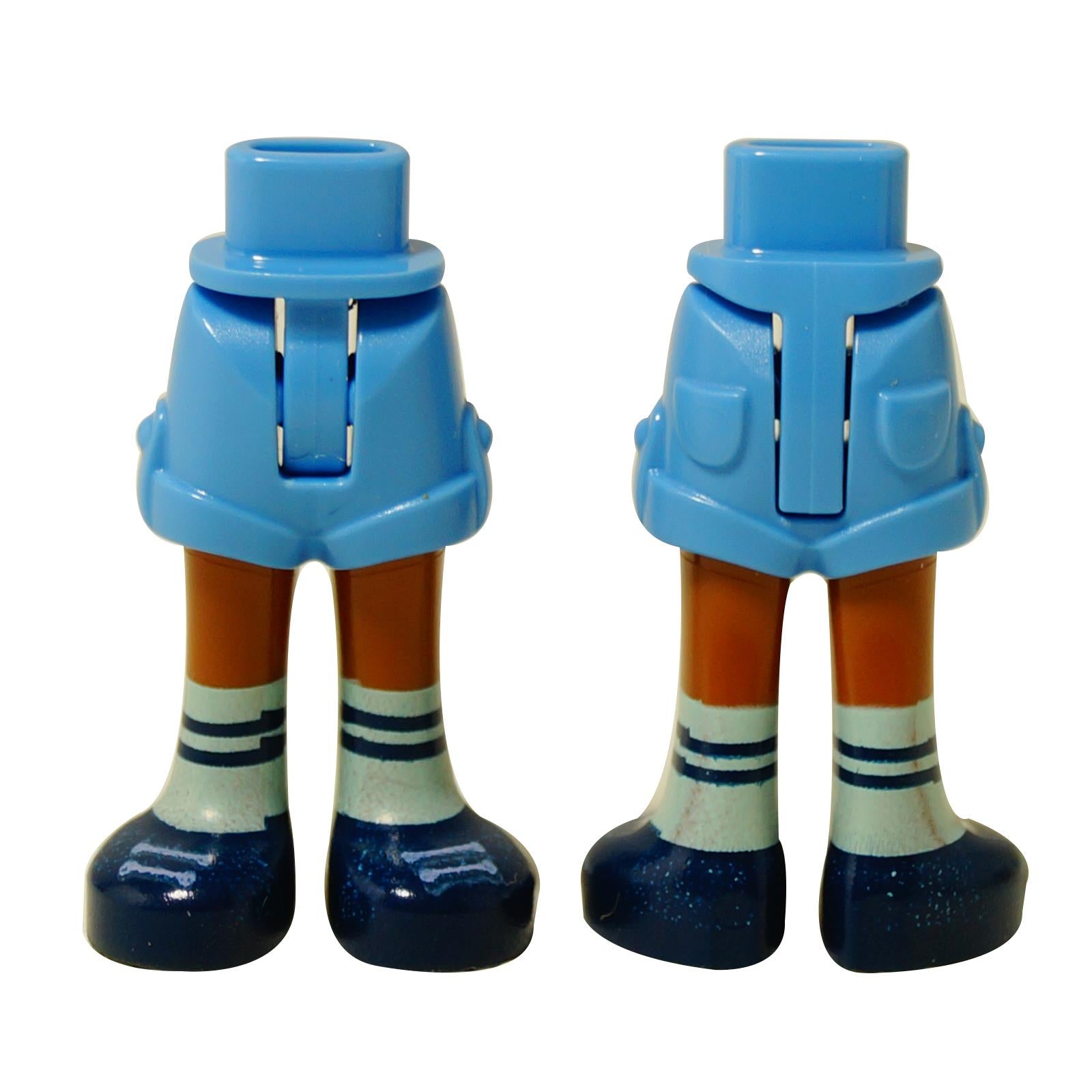 Piernas de mini muñeca LEGO® con pantalones cortos azul claro, piernas bronceadas, calcetas a rayas blancas y zapatos azul oscuro.