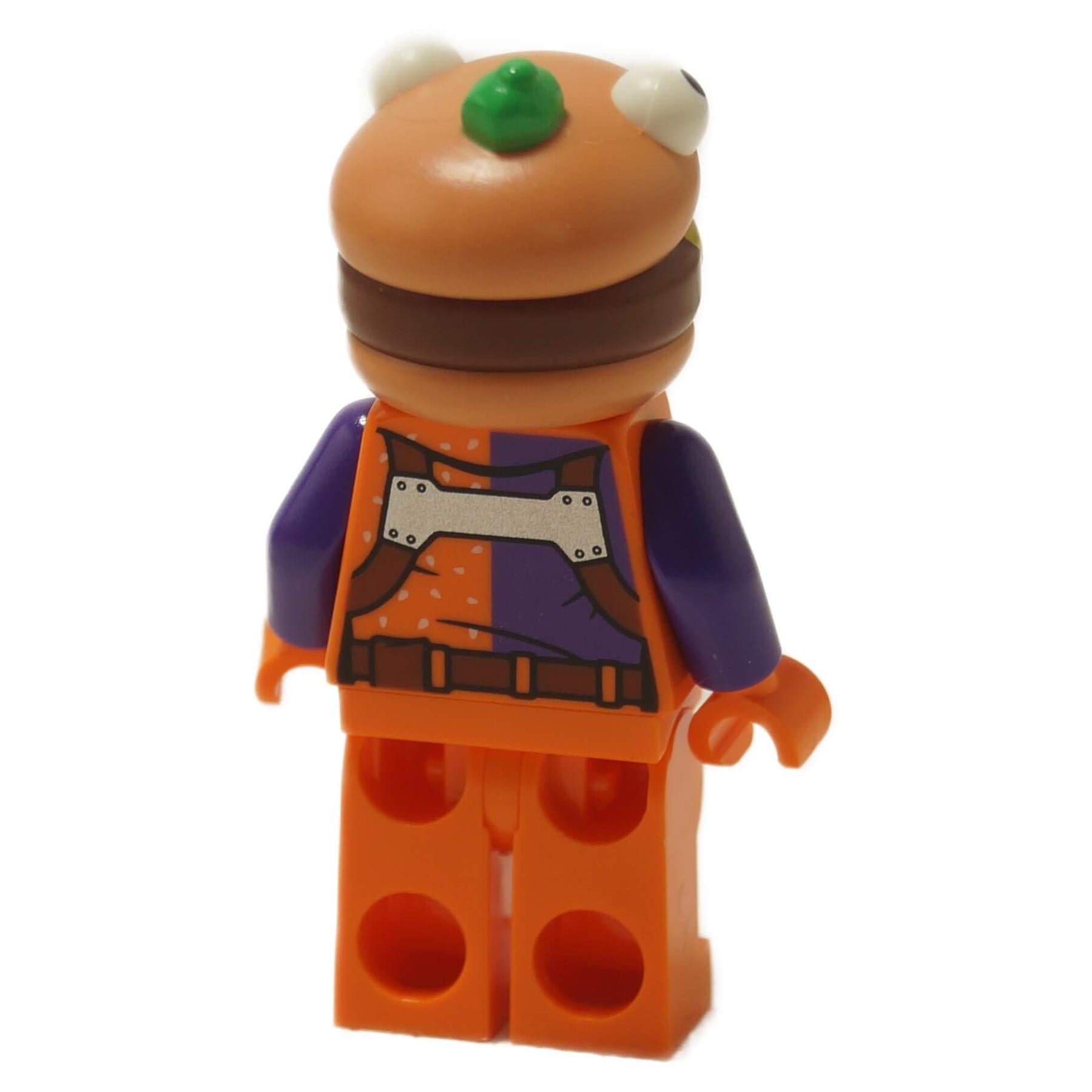 Beef Boss LEGO® Fortnite Minifigur mit Burgerkopf, lila Zunge, orangefarbener Outfit-Druck, Rückansicht.