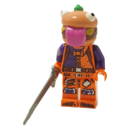 LEGO® Fortnite Beef Boss Minifigur mit Burgerkopf, herausgestreckter Zunge und orangefarbener Durr Burger-Outfit aus dem Set 77076