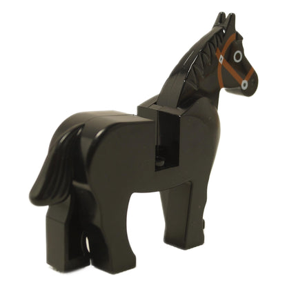 Figura de caballo Negro con estampado de brida marrón y ojos rodeados de blanco, vista trasera en ángulo mostrando la crin y la cola sobre fondo blanco
