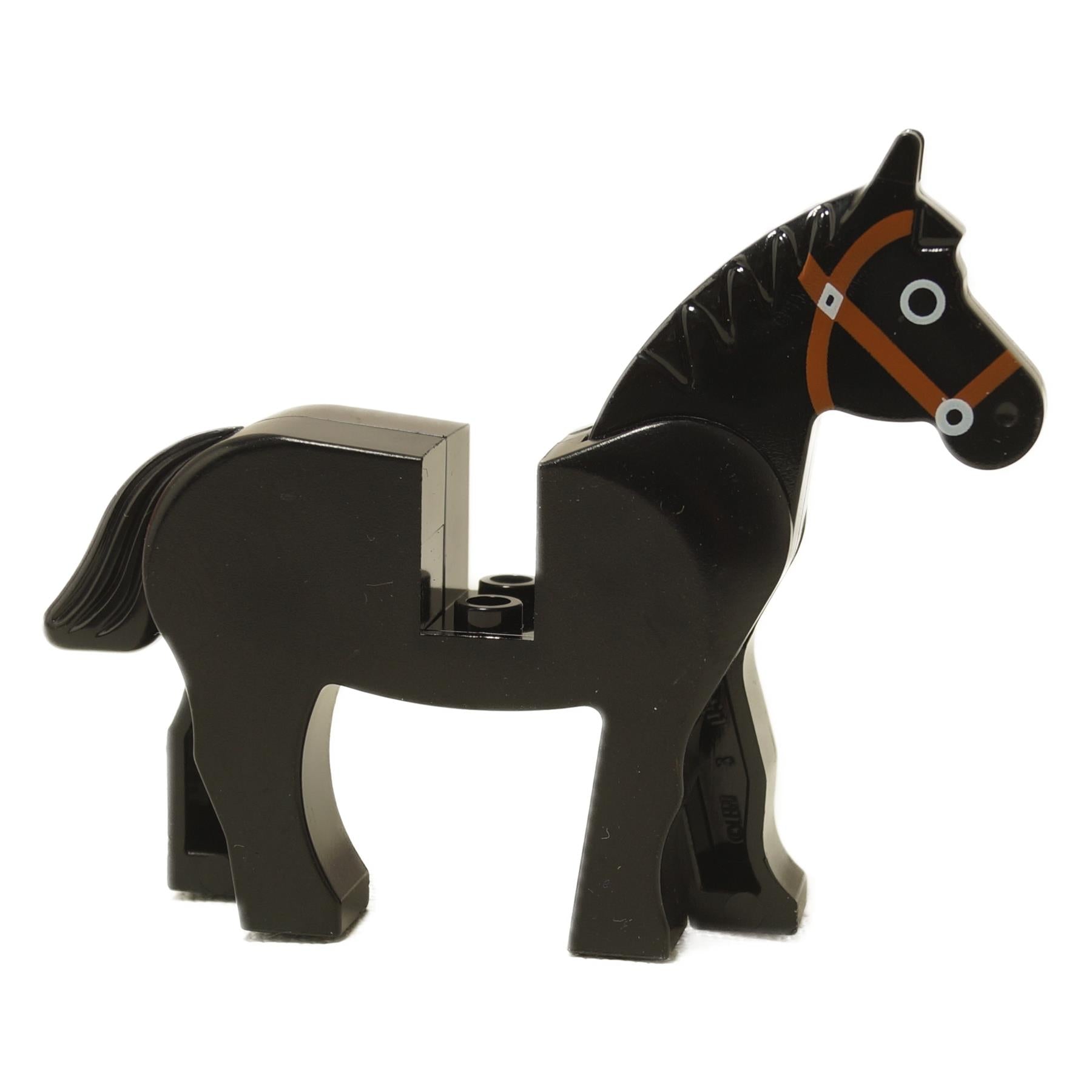 Figura de caballo Negro con estampado de brida marrón y ojos rodeados de blanco, de perfil con la cola visible sobre fondo blanco
