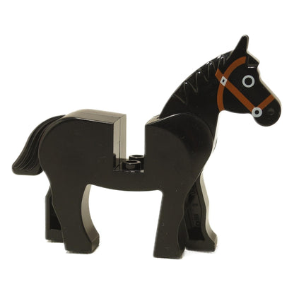 Figura de caballo Negro con estampado de brida marrón y ojos rodeados de blanco, de perfil con la cola visible sobre fondo blanco
