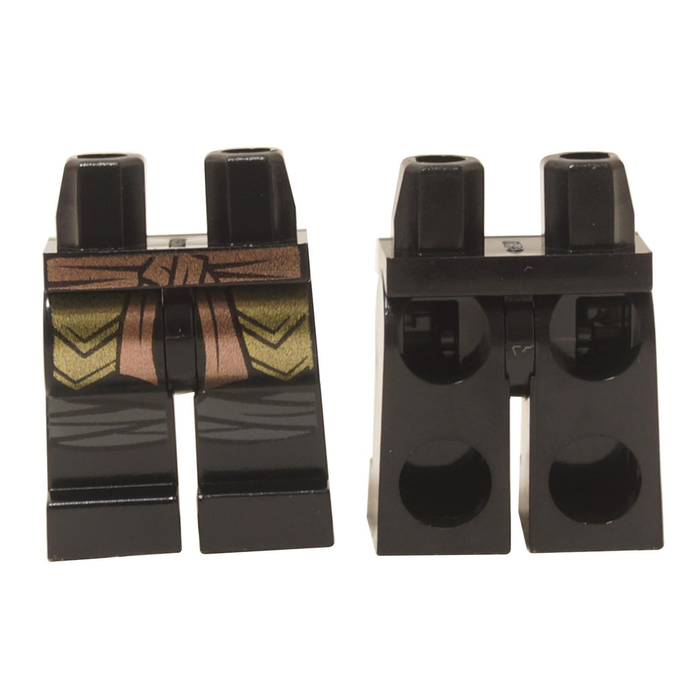 Kaki minifigur LEGO, hitam dengan perisai emas dan selempang gangsa, depan dan belakang
