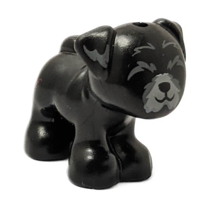 Anjing Pug hitam LEGO Dash, berdiri dengan mata tertutup, pandangan depan.