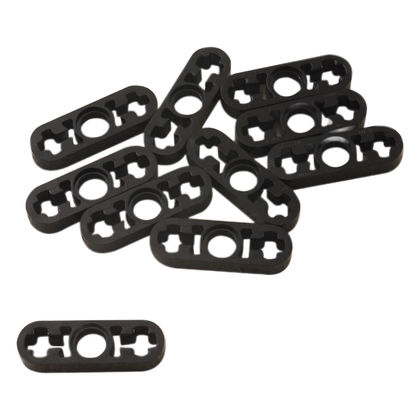 Un montón de piezas LEGO Technic Liftarm 1x3 Delgado de color negro (6632) en una pila desordenada.