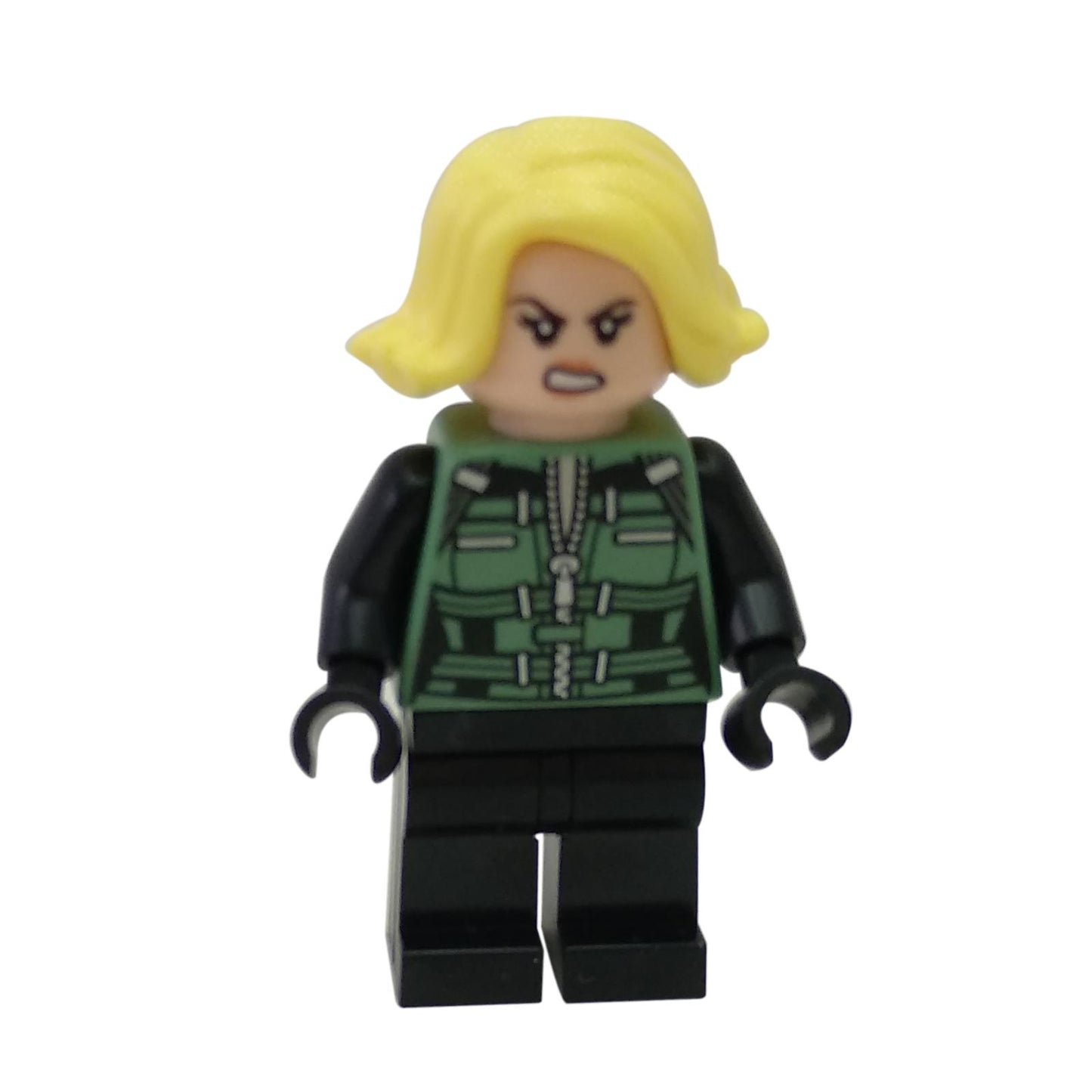 Una minifigura de Negro Widow con una cabeza de nougat claro que presenta una expresión enojada o determinada, cabello corto y ondulado de color amarillo claro brillante, un torso negro con impresión de chaleco táctico verde, brazos negros, manos negras y piernas negras, de pie contra un fondo blanco.