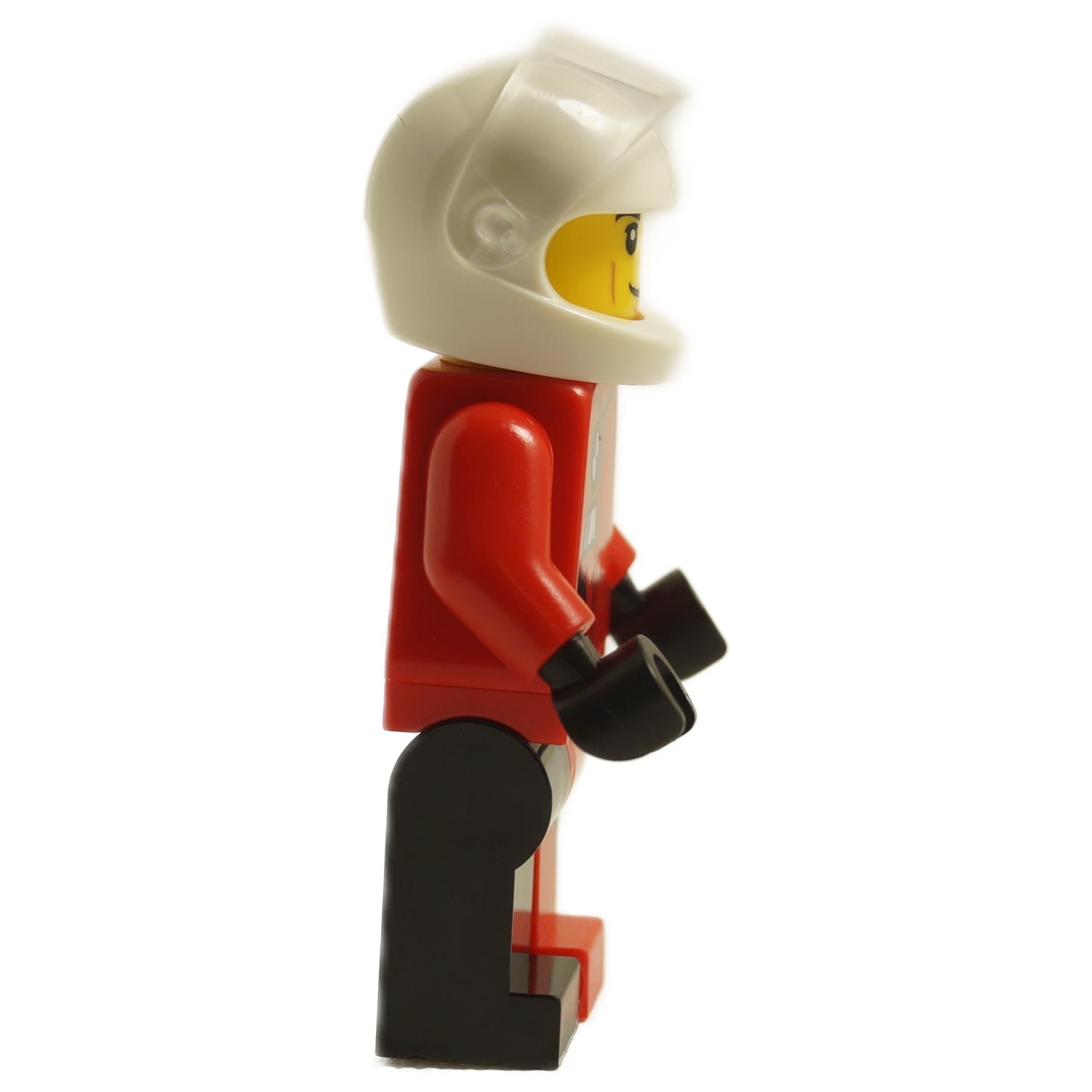 Widok z boku figurki LEGO BMW M Hybrid V8 w czerwonym kombinezonie