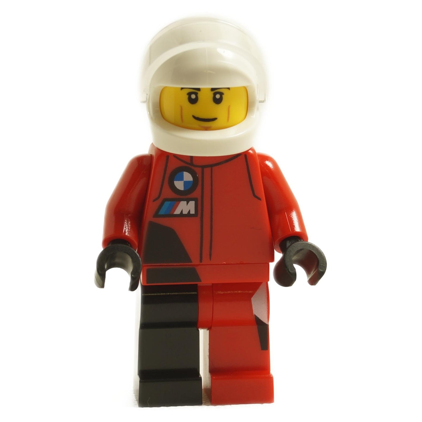 Minifigurka LEGO kierowca BMW M Hybrid V8 w czerwonym kombinezonie, przód.
