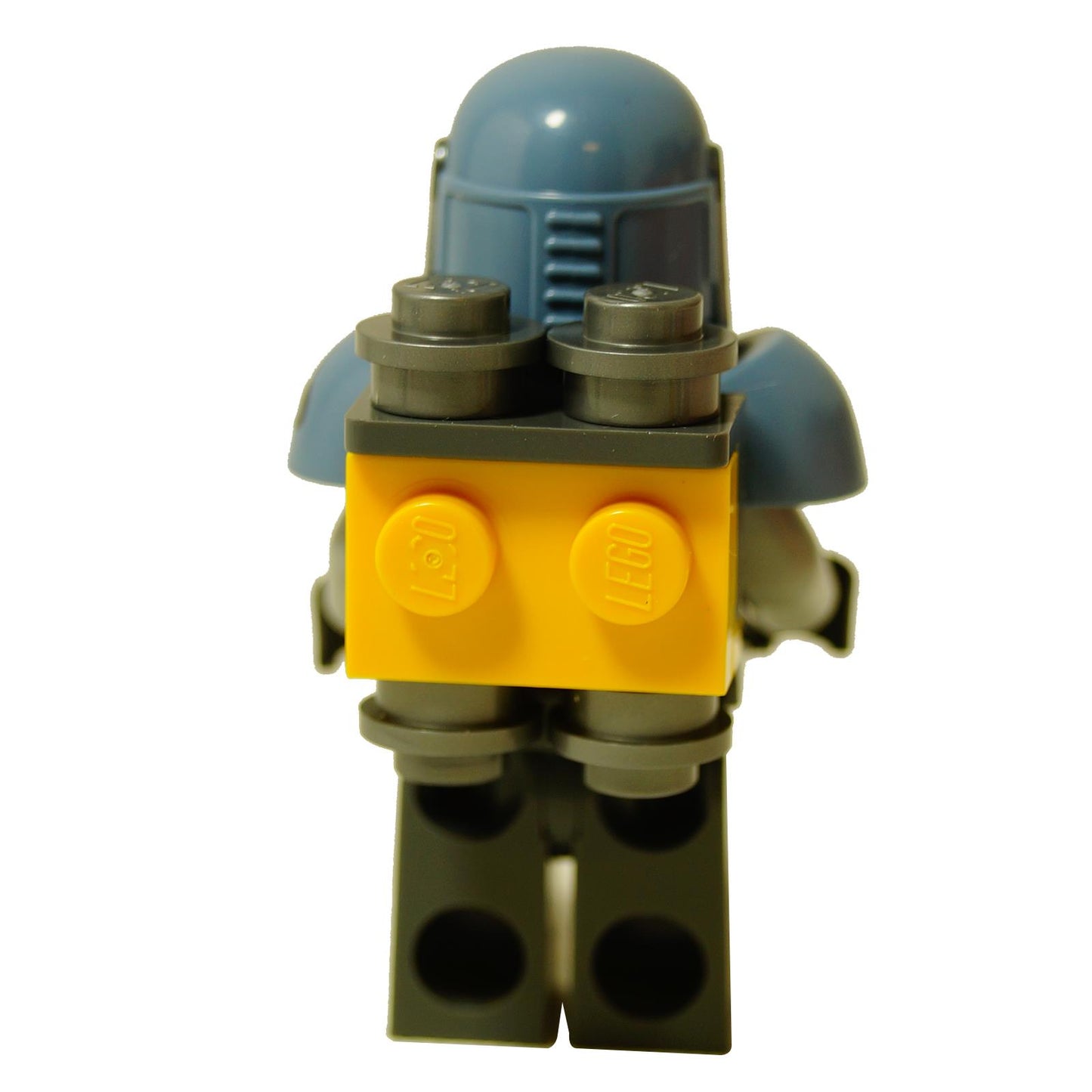 Vista trasera del minifigura de LEGO Paz Vizsla mostrando el prominente accesorio de jetpack gris y amarillo adjunto a su armadura.