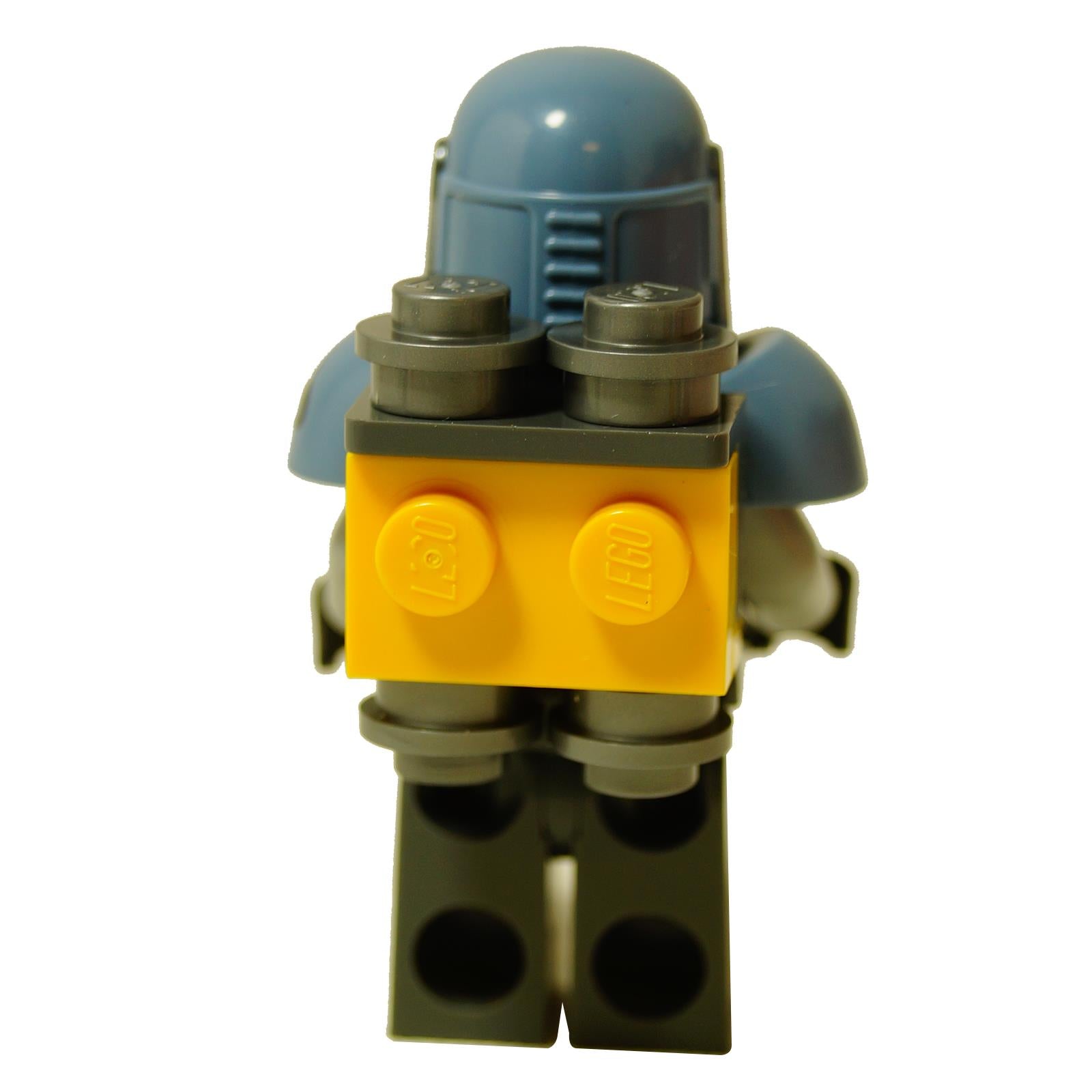 Vista trasera del minifigura de LEGO Paz Vizsla mostrando el prominente accesorio de jetpack gris y amarillo adjunto a su armadura.